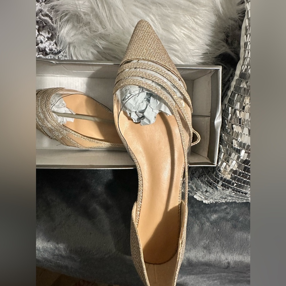 Champagne gold sparkle Women’s flats size 38. US size 7. Brand new